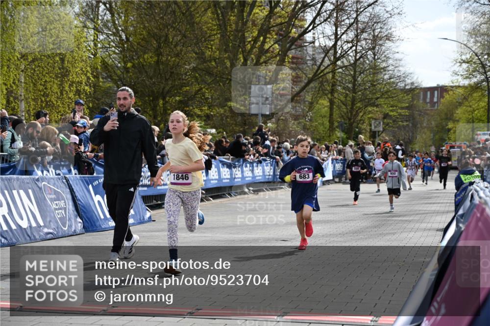 12.04.2026 - 45. Internationalen Wilhelmsburger Insellauf J. Mangold http://msf.ph/oto/9523704 12.04.2026 14:48:51 Ziel 1826, 1841, 337, 167, 1846, 683, 900, 899 meine-sportfotos.de