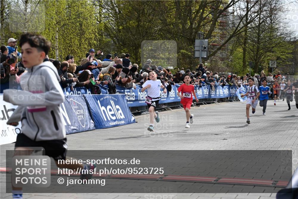 12.04.2026 - 45. Internationalen Wilhelmsburger Insellauf J. Mangold http://msf.ph/oto/9523725 12.04.2026 14:48:55 Ziel 1846, 683, 900, 899, 49, 424, 70, 381, 906 meine-sportfotos.de