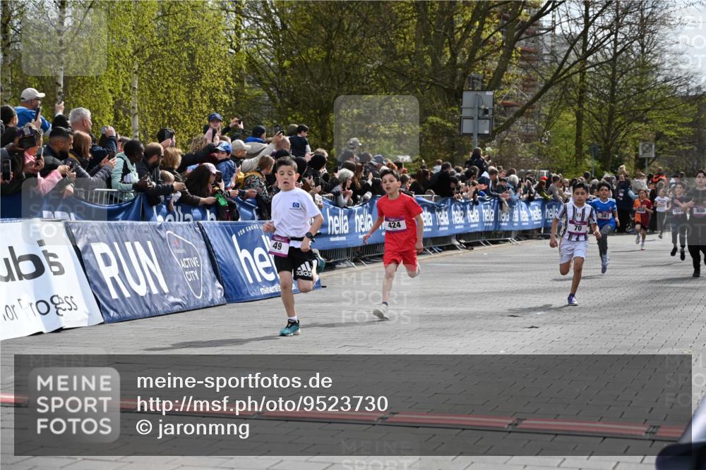 12.04.2026 - 45. Internationalen Wilhelmsburger Insellauf J. Mangold http://msf.ph/oto/9523730 12.04.2026 14:48:55 Ziel 1846, 683, 900, 899, 49, 424, 70, 381, 906 meine-sportfotos.de