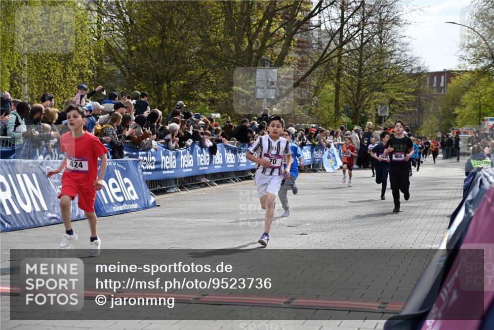12.04.2026 - 45. Internationalen Wilhelmsburger Insellauf J. Mangold http://msf.ph/oto/9523736 12.04.2026 14:48:57 Ziel 900, 899, 49, 424, 70, 381, 906, 1045, 36, 904 meine-sportfotos.de