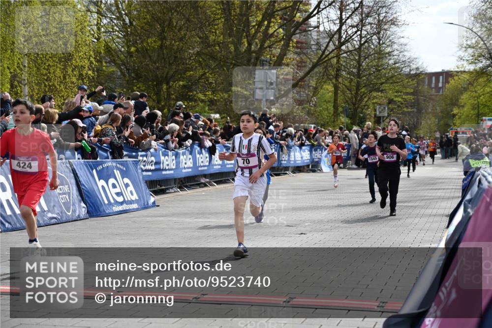 12.04.2026 - 45. Internationalen Wilhelmsburger Insellauf J. Mangold http://msf.ph/oto/9523740 12.04.2026 14:48:57 Ziel 900, 899, 49, 424, 70, 381, 906, 1045, 36, 904 meine-sportfotos.de