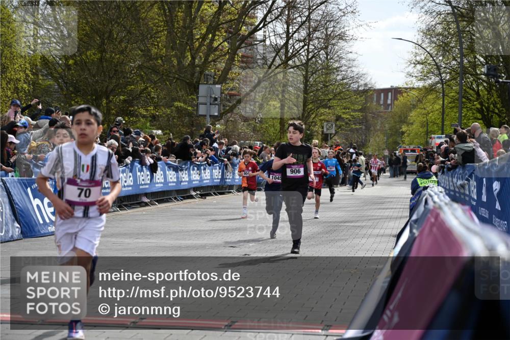 12.04.2026 - 45. Internationalen Wilhelmsburger Insellauf J. Mangold http://msf.ph/oto/9523744 12.04.2026 14:48:58 Ziel 900, 899, 49, 424, 70, 381, 906, 1045, 36, 904, 1807 meine-sportfotos.de