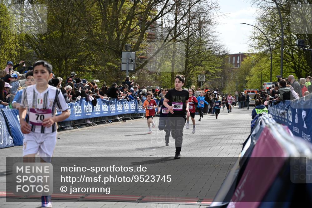 12.04.2026 - 45. Internationalen Wilhelmsburger Insellauf J. Mangold http://msf.ph/oto/9523745 12.04.2026 14:48:58 Ziel 900, 899, 49, 424, 70, 381, 906, 1045, 36, 904, 1807 meine-sportfotos.de