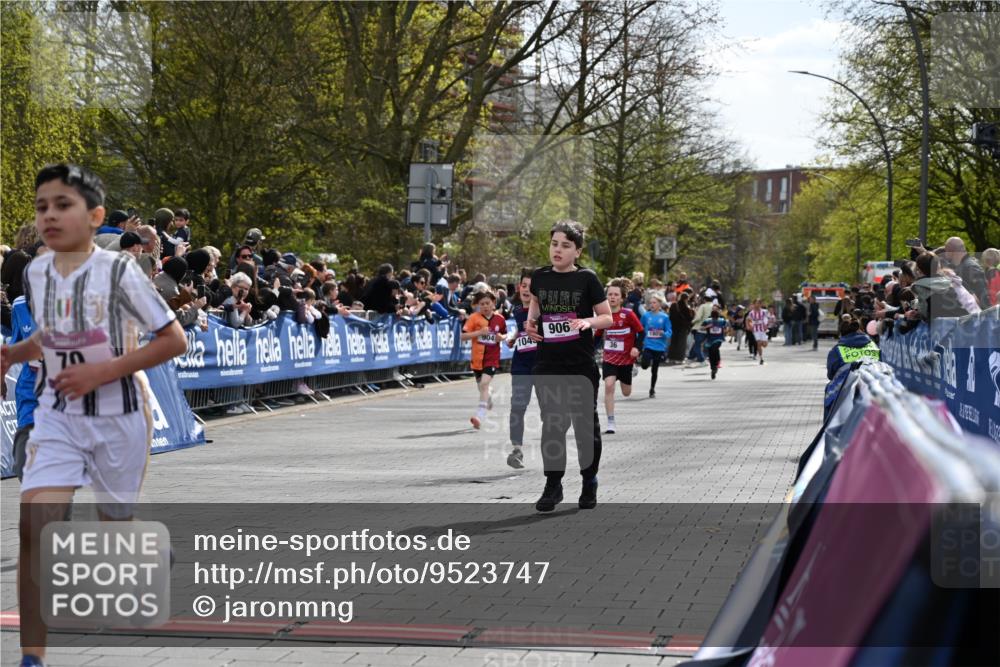 12.04.2026 - 45. Internationalen Wilhelmsburger Insellauf J. Mangold http://msf.ph/oto/9523747 12.04.2026 14:48:58 Ziel 900, 899, 49, 424, 70, 381, 906, 1045, 36, 904, 1807 meine-sportfotos.de