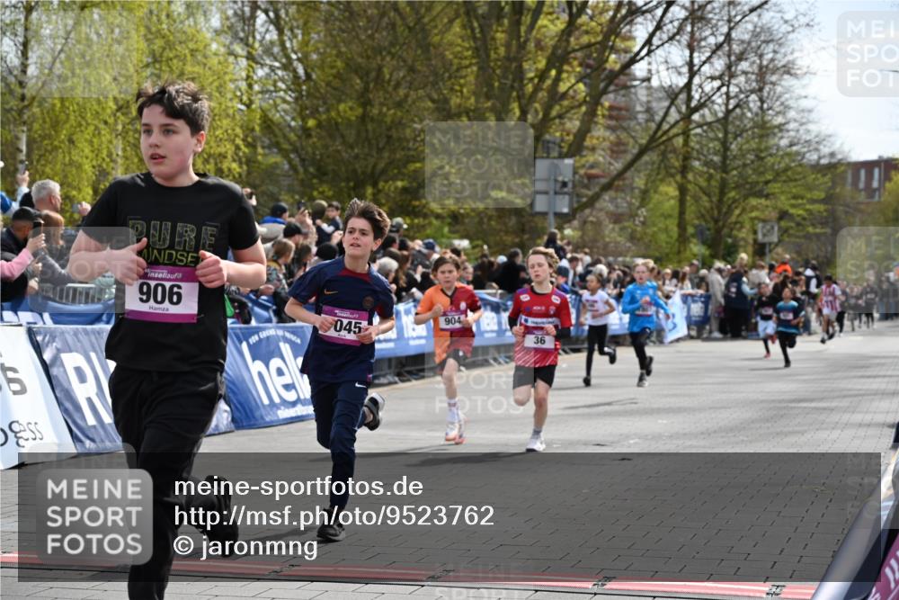 12.04.2026 - 45. Internationalen Wilhelmsburger Insellauf J. Mangold http://msf.ph/oto/9523762 12.04.2026 14:49:00 Ziel 49, 424, 70, 381, 906, 1045, 36, 904, 1807 meine-sportfotos.de