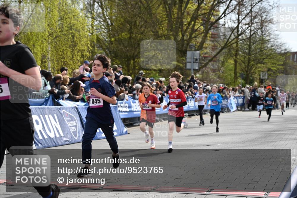 12.04.2026 - 45. Internationalen Wilhelmsburger Insellauf J. Mangold http://msf.ph/oto/9523765 12.04.2026 14:49:00 Ziel 49, 424, 70, 381, 906, 1045, 36, 904, 1807 meine-sportfotos.de