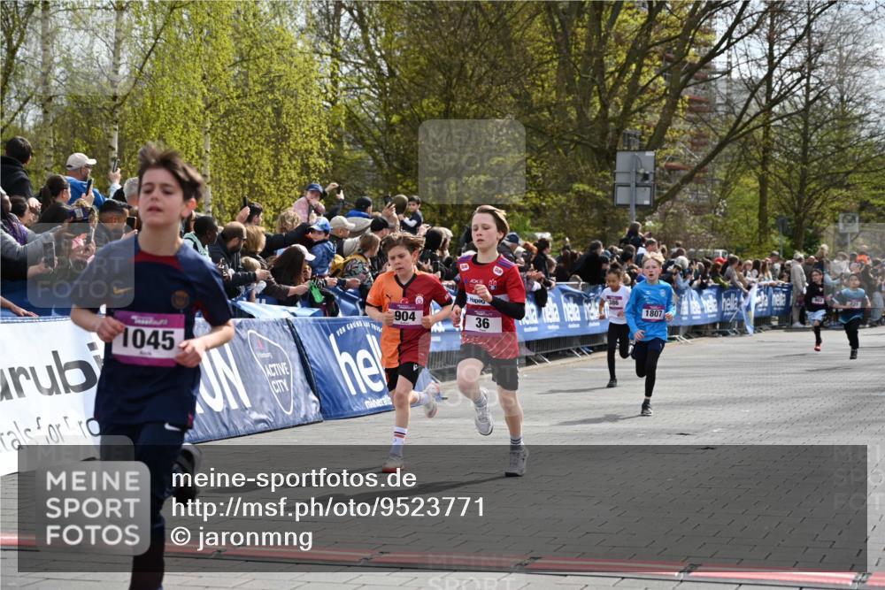 12.04.2026 - 45. Internationalen Wilhelmsburger Insellauf J. Mangold http://msf.ph/oto/9523771 12.04.2026 14:49:01 Ziel 424, 70, 381, 906, 1045, 36, 904, 1807, 386, 421 meine-sportfotos.de