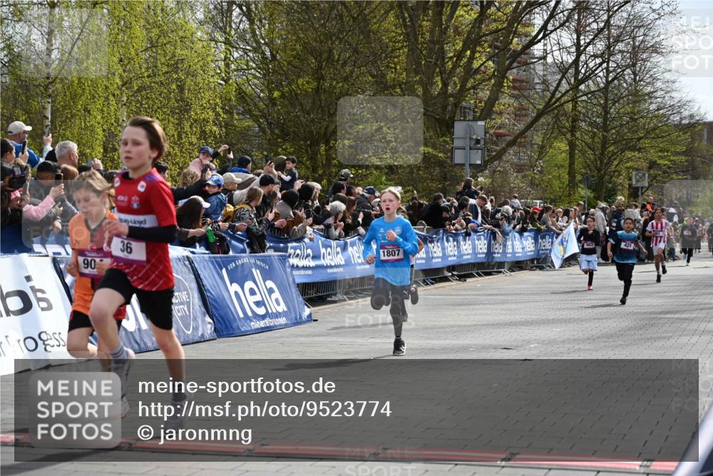 12.04.2026 - 45. Internationalen Wilhelmsburger Insellauf J. Mangold http://msf.ph/oto/9523774 12.04.2026 14:49:01 Ziel 424, 70, 381, 906, 1045, 36, 904, 1807, 386, 421 meine-sportfotos.de