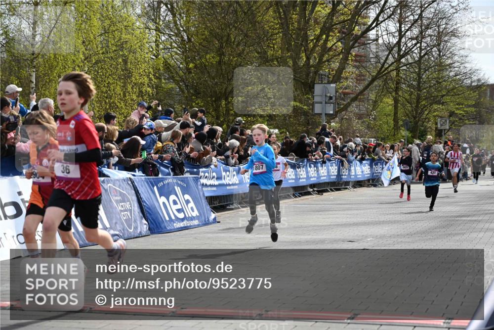12.04.2026 - 45. Internationalen Wilhelmsburger Insellauf J. Mangold http://msf.ph/oto/9523775 12.04.2026 14:49:01 Ziel 424, 70, 381, 906, 1045, 36, 904, 1807, 386, 421 meine-sportfotos.de