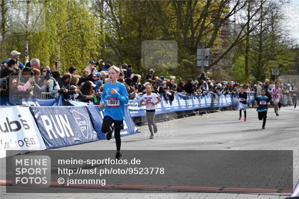 12.04.2026 - 45. Internationalen Wilhelmsburger Insellauf J. Mangold http://msf.ph/oto/9523778 12.04.2026 14:49:02 Ziel 381, 906, 1045, 36, 904, 1807, 386, 421, 903 meine-sportfotos.de