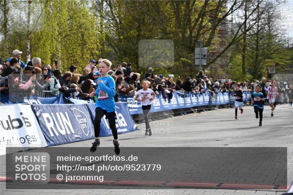 12.04.2026 - 45. Internationalen Wilhelmsburger Insellauf J. Mangold http://msf.ph/oto/9523779 12.04.2026 14:49:02 Ziel 381, 906, 1045, 36, 904, 1807, 386, 421, 903 meine-sportfotos.de