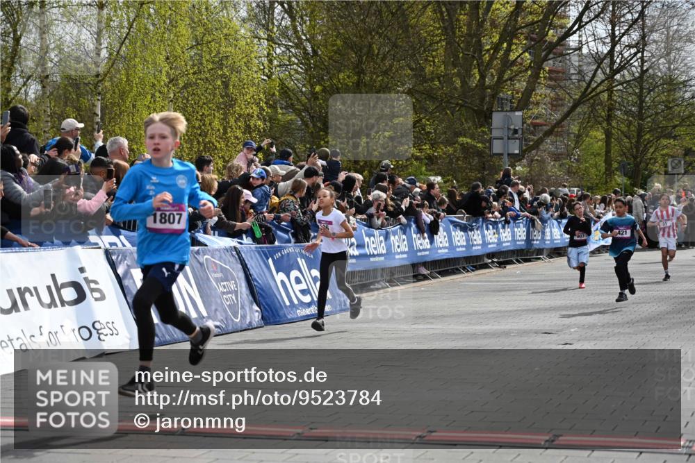 12.04.2026 - 45. Internationalen Wilhelmsburger Insellauf J. Mangold http://msf.ph/oto/9523784 12.04.2026 14:49:03 Ziel 906, 1045, 36, 904, 1807, 386, 421, 903, 31 meine-sportfotos.de