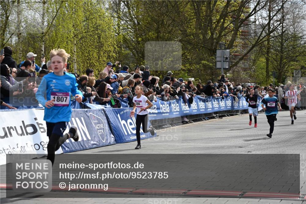 12.04.2026 - 45. Internationalen Wilhelmsburger Insellauf J. Mangold http://msf.ph/oto/9523785 12.04.2026 14:49:03 Ziel 906, 1045, 36, 904, 1807, 386, 421, 903, 31 meine-sportfotos.de