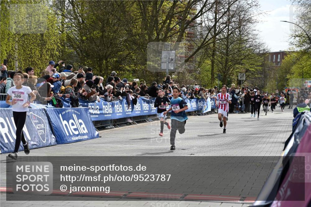 12.04.2026 - 45. Internationalen Wilhelmsburger Insellauf J. Mangold http://msf.ph/oto/9523787 12.04.2026 14:49:04 Ziel 1045, 36, 904, 1807, 386, 421, 903, 31, 373 meine-sportfotos.de