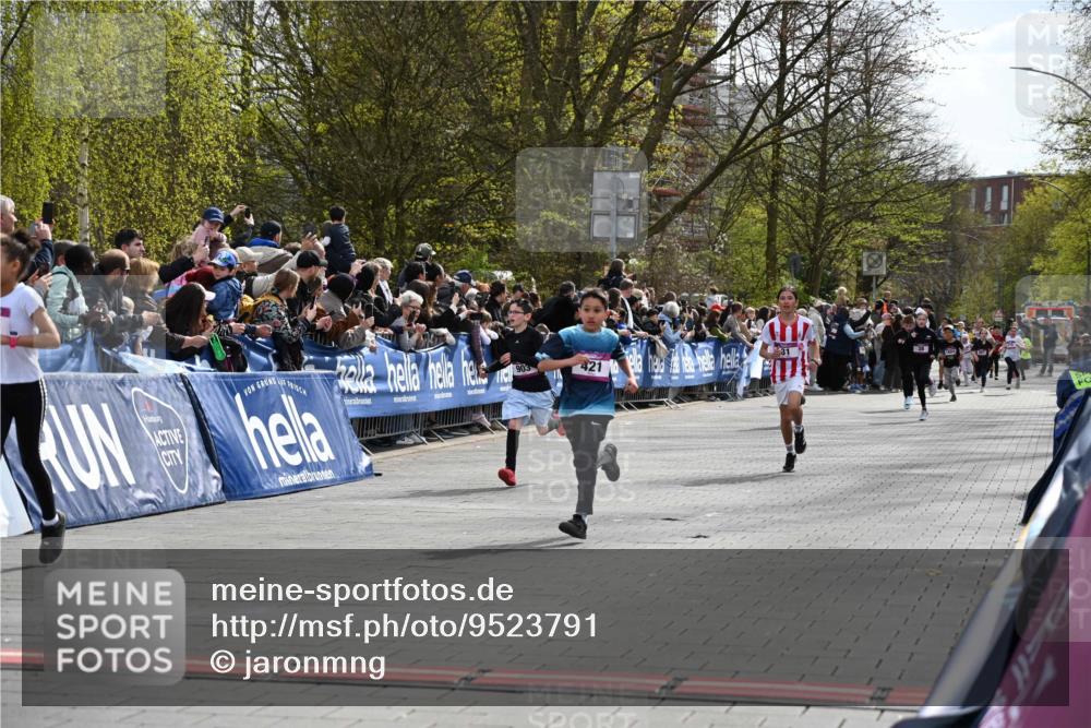 12.04.2026 - 45. Internationalen Wilhelmsburger Insellauf J. Mangold http://msf.ph/oto/9523791 12.04.2026 14:49:04 Ziel 1045, 36, 904, 1807, 386, 421, 903, 31, 373 meine-sportfotos.de