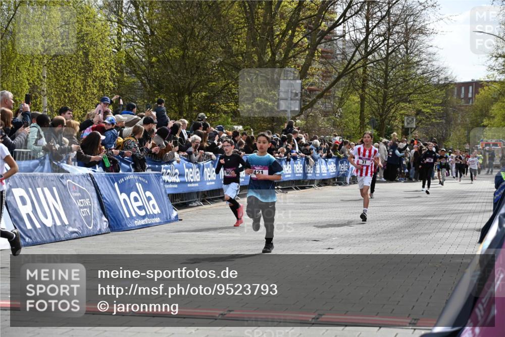 12.04.2026 - 45. Internationalen Wilhelmsburger Insellauf J. Mangold http://msf.ph/oto/9523793 12.04.2026 14:49:04 Ziel 1045, 36, 904, 1807, 386, 421, 903, 31, 373 meine-sportfotos.de