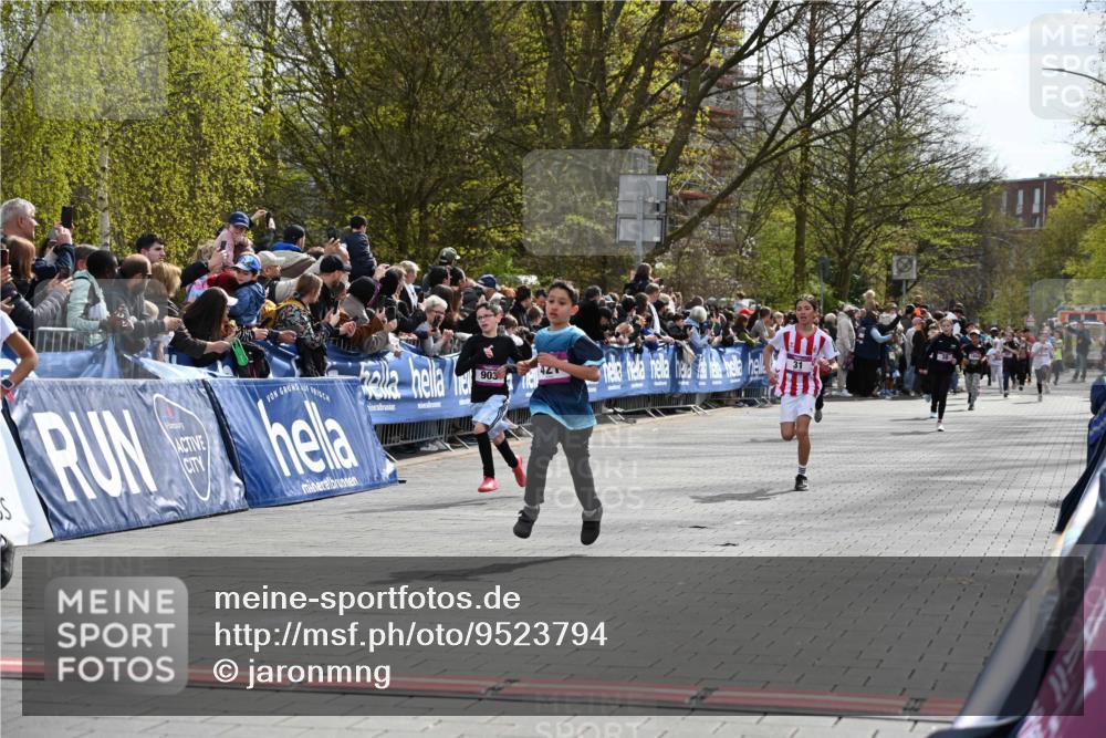 12.04.2026 - 45. Internationalen Wilhelmsburger Insellauf J. Mangold http://msf.ph/oto/9523794 12.04.2026 14:49:04 Ziel 1045, 36, 904, 1807, 386, 421, 903, 31, 373 meine-sportfotos.de