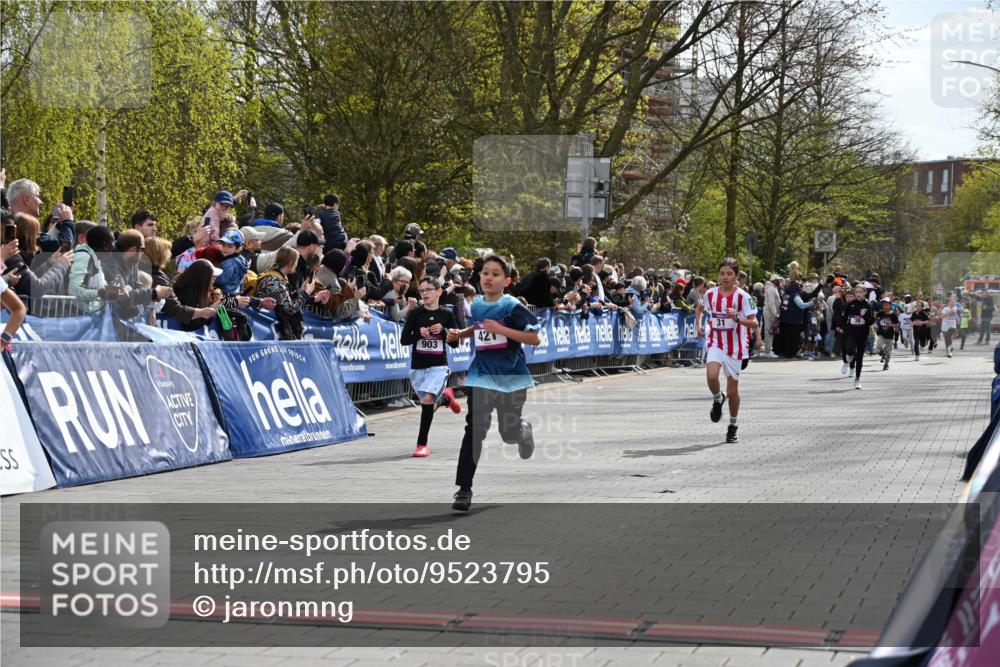 12.04.2026 - 45. Internationalen Wilhelmsburger Insellauf J. Mangold http://msf.ph/oto/9523795 12.04.2026 14:49:04 Ziel 1045, 36, 904, 1807, 386, 421, 903, 31, 373 meine-sportfotos.de