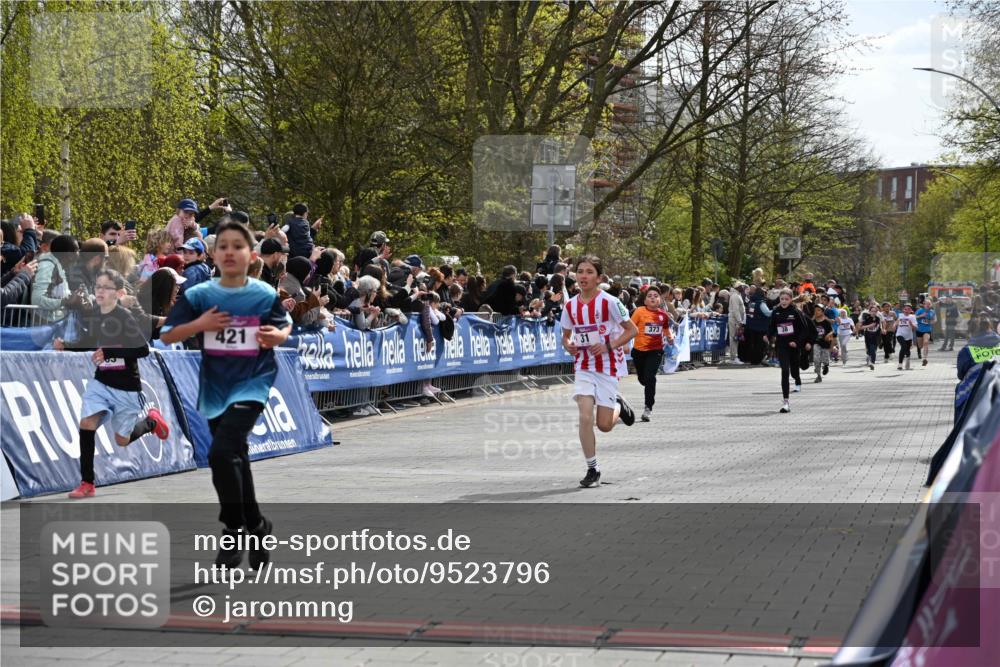 12.04.2026 - 45. Internationalen Wilhelmsburger Insellauf J. Mangold http://msf.ph/oto/9523796 12.04.2026 14:49:05 Ziel 36, 904, 1807, 386, 421, 903, 31, 373, 38 meine-sportfotos.de