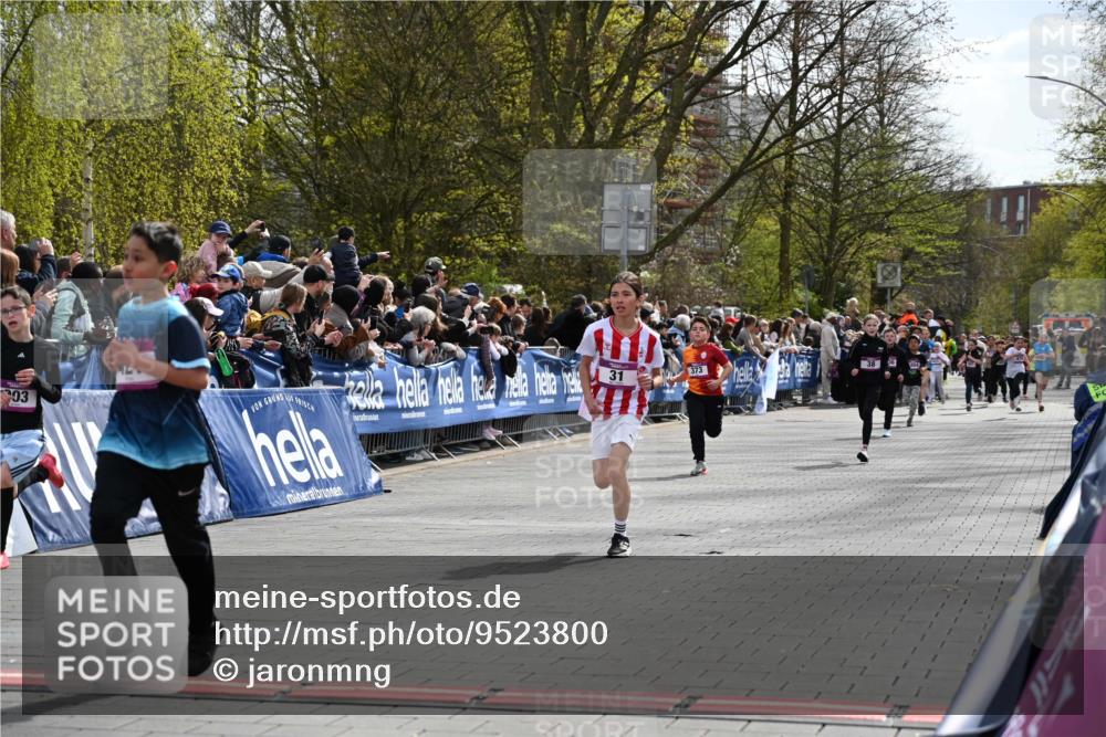 12.04.2026 - 45. Internationalen Wilhelmsburger Insellauf J. Mangold http://msf.ph/oto/9523800 12.04.2026 14:49:06 Ziel 1807, 386, 421, 903, 31, 373, 38 meine-sportfotos.de