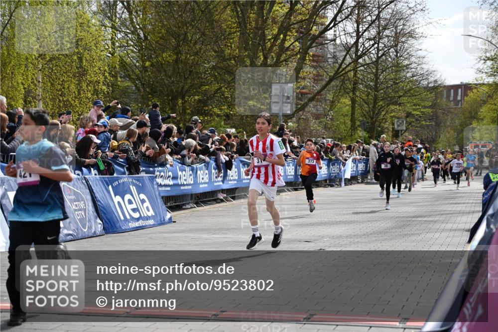 12.04.2026 - 45. Internationalen Wilhelmsburger Insellauf J. Mangold http://msf.ph/oto/9523802 12.04.2026 14:49:06 Ziel 1807, 386, 421, 903, 31, 373, 38 meine-sportfotos.de