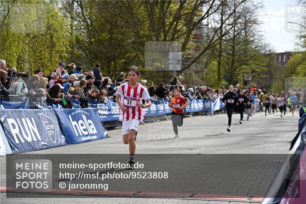12.04.2026 - 45. Internationalen Wilhelmsburger Insellauf J. Mangold http://msf.ph/oto/9523808 12.04.2026 14:49:06 Ziel 1807, 386, 421, 903, 31, 373, 38 meine-sportfotos.de
