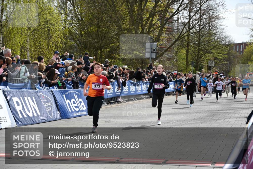12.04.2026 - 45. Internationalen Wilhelmsburger Insellauf J. Mangold http://msf.ph/oto/9523823 12.04.2026 14:49:08 Ziel 386, 421, 903, 31, 373, 38, 1804, 1836, 5015, 876, 1816, 1815, 428 meine-sportfotos.de