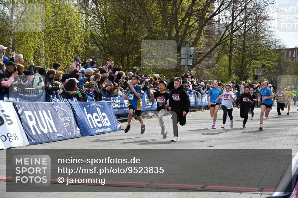 12.04.2026 - 45. Internationalen Wilhelmsburger Insellauf J. Mangold http://msf.ph/oto/9523835 12.04.2026 14:49:10 Ziel 903, 31, 373, 38, 1804, 1836, 5015, 876, 1816, 1815, 428 meine-sportfotos.de