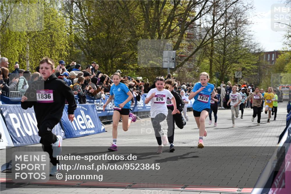 12.04.2026 - 45. Internationalen Wilhelmsburger Insellauf J. Mangold http://msf.ph/oto/9523845 12.04.2026 14:49:12 Ziel 373, 38, 1804, 1836, 5015, 876, 1816, 1815, 428, 385, 371, 433, 487, 887, 73, 1805, 591 meine-sportfotos.de