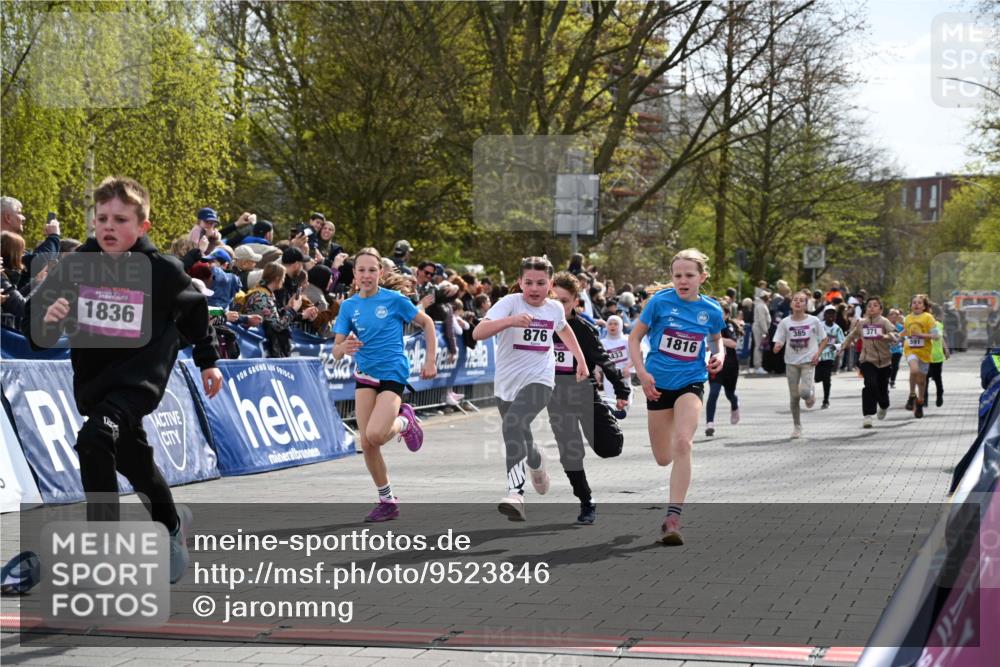 12.04.2026 - 45. Internationalen Wilhelmsburger Insellauf J. Mangold http://msf.ph/oto/9523846 12.04.2026 14:49:12 Ziel 373, 38, 1804, 1836, 5015, 876, 1816, 1815, 428, 385, 371, 433, 487, 887, 73, 1805, 591 meine-sportfotos.de