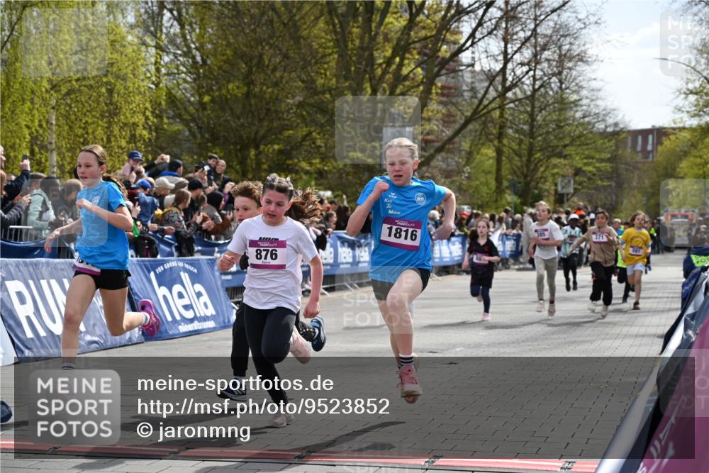 12.04.2026 - 45. Internationalen Wilhelmsburger Insellauf J. Mangold http://msf.ph/oto/9523852 12.04.2026 14:49:12 Ziel 373, 38, 1804, 1836, 5015, 876, 1816, 1815, 428, 385, 371, 433, 487, 887, 73, 1805, 591 meine-sportfotos.de