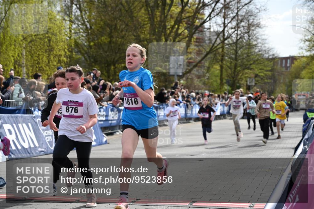 12.04.2026 - 45. Internationalen Wilhelmsburger Insellauf J. Mangold http://msf.ph/oto/9523856 12.04.2026 14:49:12 Ziel 373, 38, 1804, 1836, 5015, 876, 1816, 1815, 428, 385, 371, 433, 487, 887, 73, 1805, 591 meine-sportfotos.de