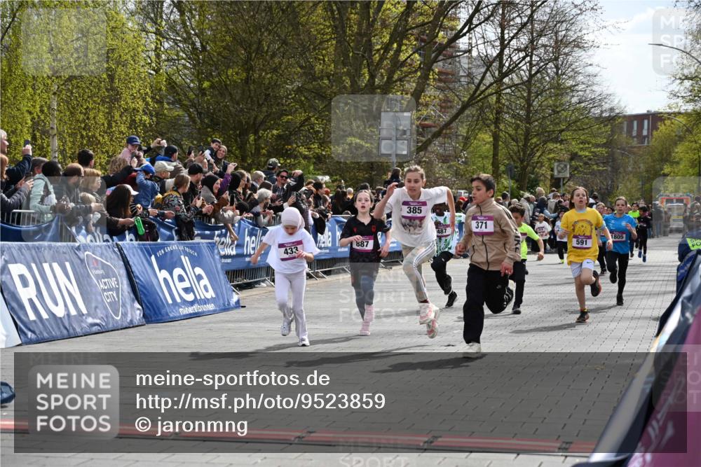 12.04.2026 - 45. Internationalen Wilhelmsburger Insellauf J. Mangold http://msf.ph/oto/9523859 12.04.2026 14:49:14 Ziel 1804, 1836, 5015, 876, 1816, 1815, 428, 385, 371, 433, 487, 887, 73, 1805, 591 meine-sportfotos.de
