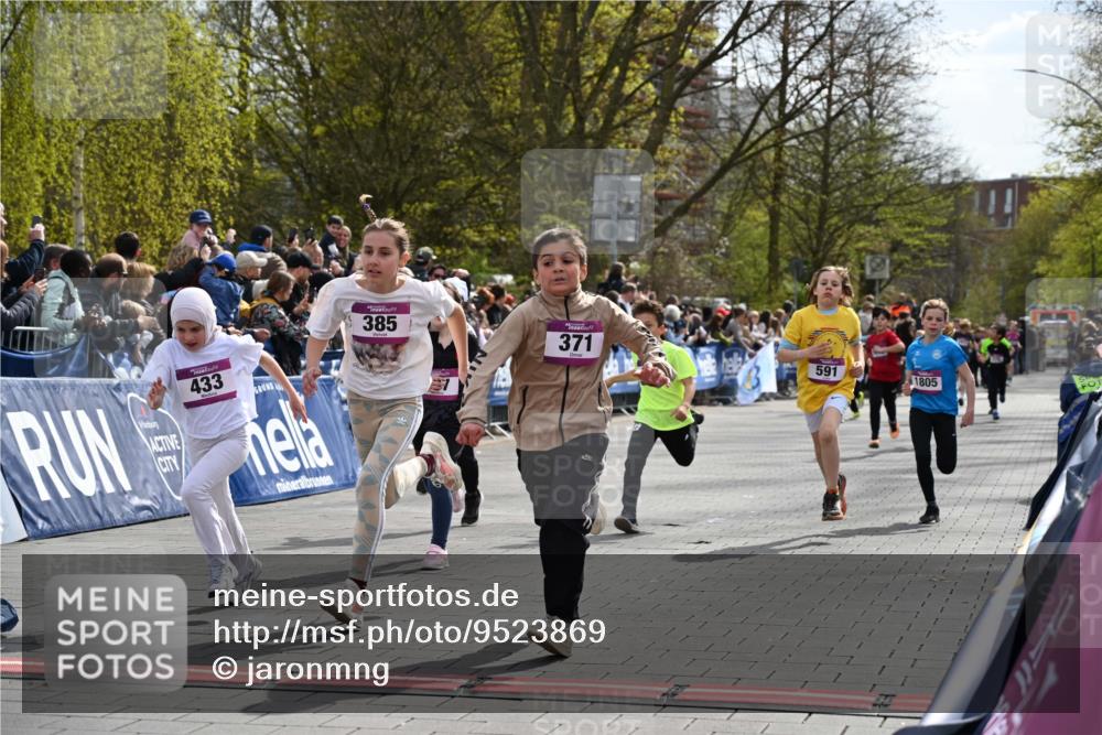 12.04.2026 - 45. Internationalen Wilhelmsburger Insellauf J. Mangold http://msf.ph/oto/9523869 12.04.2026 14:49:15 Ziel 1804, 1836, 5015, 876, 1816, 1815, 428, 385, 371, 433, 487, 887, 73, 1805, 591, 1043, 101 meine-sportfotos.de
