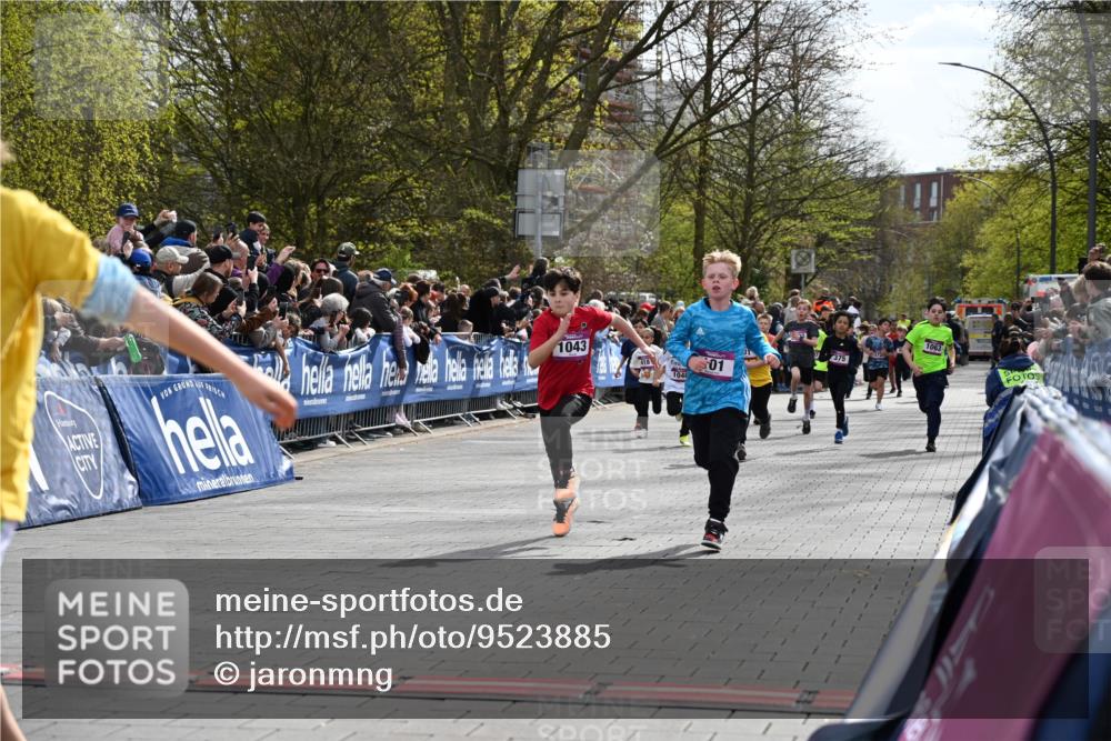 12.04.2026 - 45. Internationalen Wilhelmsburger Insellauf J. Mangold http://msf.ph/oto/9523885 12.04.2026 14:49:18 Ziel 385, 371, 433, 487, 887, 73, 1805, 591, 1043, 101, 1063, 1048, 601, 418, 684, 597, 1823 meine-sportfotos.de