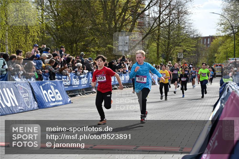 12.04.2026 - 45. Internationalen Wilhelmsburger Insellauf J. Mangold http://msf.ph/oto/9523891 12.04.2026 14:49:18 Ziel 385, 371, 433, 487, 887, 73, 1805, 591, 1043, 101, 1063, 1048, 601, 418, 684, 597, 1823 meine-sportfotos.de