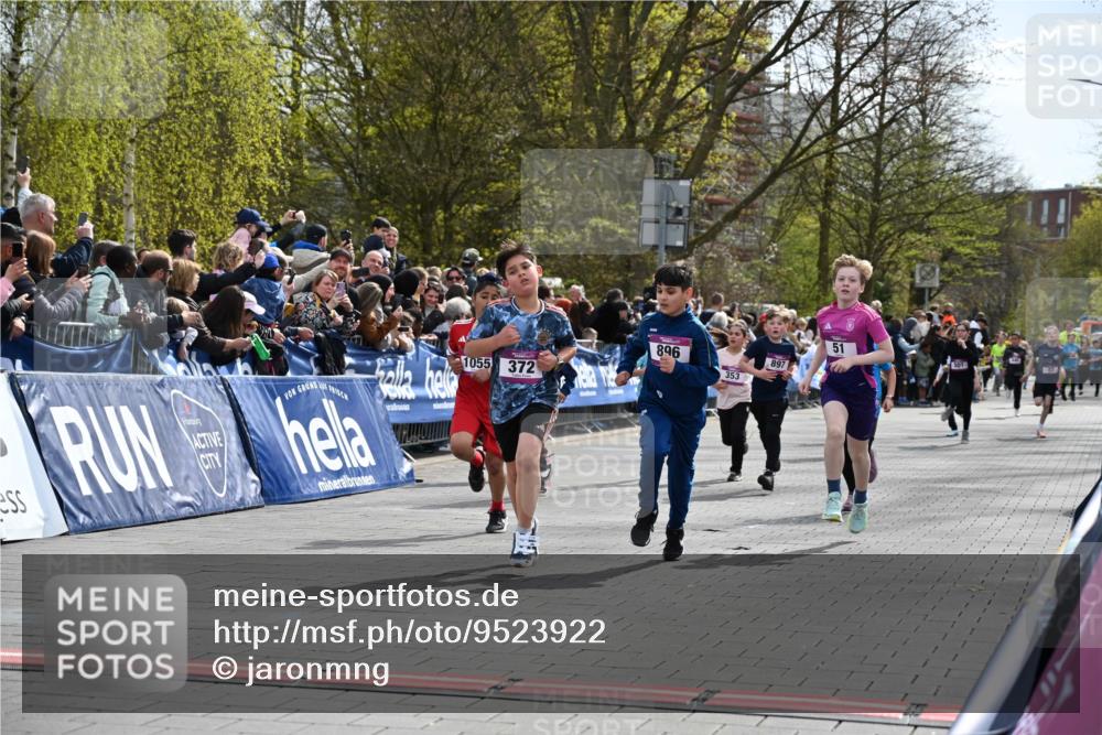 12.04.2026 - 45. Internationalen Wilhelmsburger Insellauf J. Mangold http://msf.ph/oto/9523922 12.04.2026 14:49:25 Ziel 1063, 1048, 601, 418, 684, 597, 1823, 375, 2, 896, 372, 1055, 51, 693, 1817, 100, 855, 897, 353, 666, 1827, 378 meine-sportfotos.de