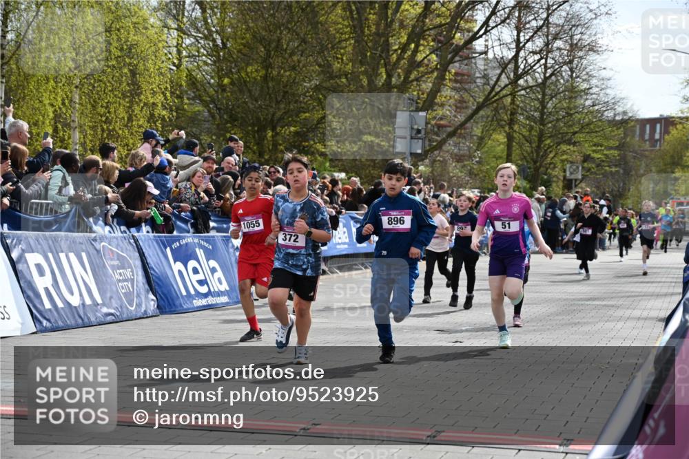 12.04.2026 - 45. Internationalen Wilhelmsburger Insellauf J. Mangold http://msf.ph/oto/9523925 12.04.2026 14:49:25 Ziel 1063, 1048, 601, 418, 684, 597, 1823, 375, 2, 896, 372, 1055, 51, 693, 1817, 100, 855, 897, 353, 666, 1827, 378 meine-sportfotos.de