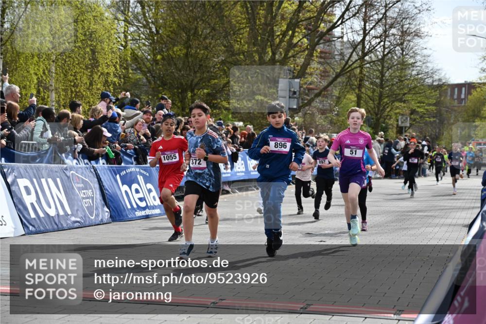 12.04.2026 - 45. Internationalen Wilhelmsburger Insellauf J. Mangold http://msf.ph/oto/9523926 12.04.2026 14:49:25 Ziel 1063, 1048, 601, 418, 684, 597, 1823, 375, 2, 896, 372, 1055, 51, 693, 1817, 100, 855, 897, 353, 666, 1827, 378 meine-sportfotos.de