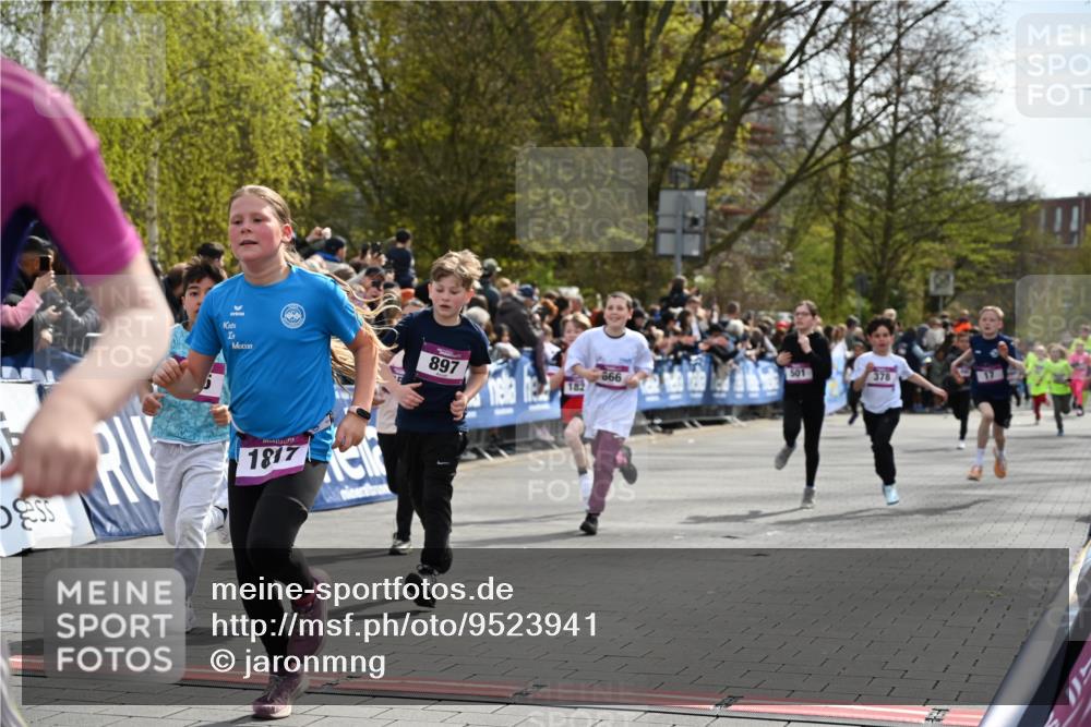 12.04.2026 - 45. Internationalen Wilhelmsburger Insellauf J. Mangold http://msf.ph/oto/9523941 12.04.2026 14:49:28 Ziel 2, 896, 372, 1055, 51, 693, 1817, 100, 855, 897, 353, 666, 1827, 378, 17, 501, 586 meine-sportfotos.de