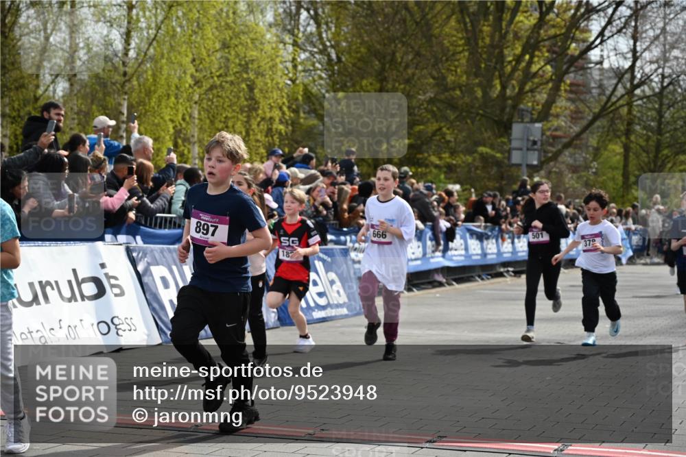 12.04.2026 - 45. Internationalen Wilhelmsburger Insellauf J. Mangold http://msf.ph/oto/9523948 12.04.2026 14:49:29 Ziel 896, 372, 1055, 51, 693, 1817, 100, 855, 897, 353, 666, 1827, 378, 17, 501, 586, 1809, 440 meine-sportfotos.de