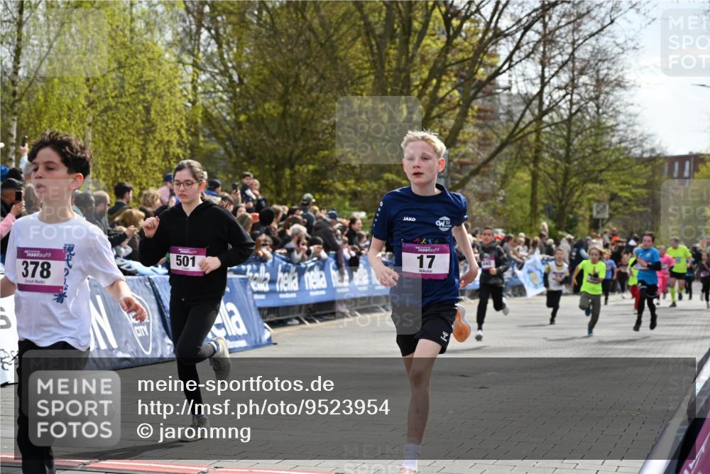12.04.2026 - 45. Internationalen Wilhelmsburger Insellauf J. Mangold http://msf.ph/oto/9523954 12.04.2026 14:49:30 Ziel 896, 372, 1055, 51, 693, 1817, 100, 855, 897, 353, 666, 1827, 378, 17, 501, 586, 1809, 440, 881 meine-sportfotos.de