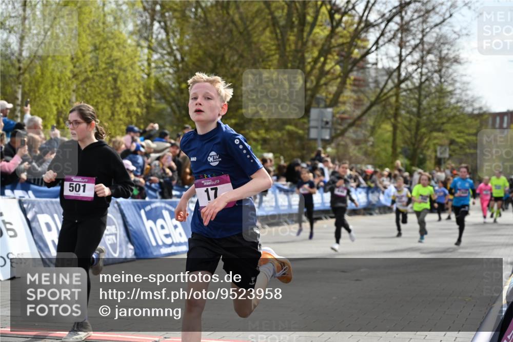 12.04.2026 - 45. Internationalen Wilhelmsburger Insellauf J. Mangold http://msf.ph/oto/9523958 12.04.2026 14:49:30 Ziel 896, 372, 1055, 51, 693, 1817, 100, 855, 897, 353, 666, 1827, 378, 17, 501, 586, 1809, 440, 881 meine-sportfotos.de