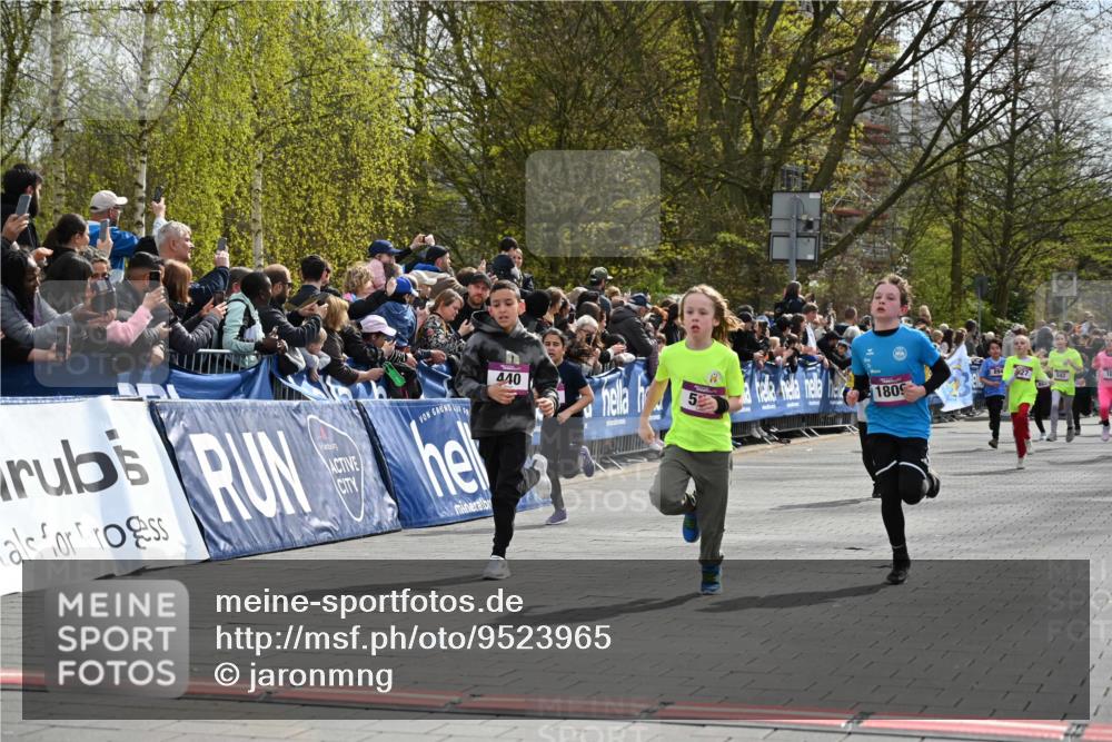 12.04.2026 - 45. Internationalen Wilhelmsburger Insellauf J. Mangold http://msf.ph/oto/9523965 12.04.2026 14:49:32 Ziel 855, 897, 353, 666, 1827, 378, 17, 501, 586, 1809, 440, 881, 348, 602, 627 meine-sportfotos.de