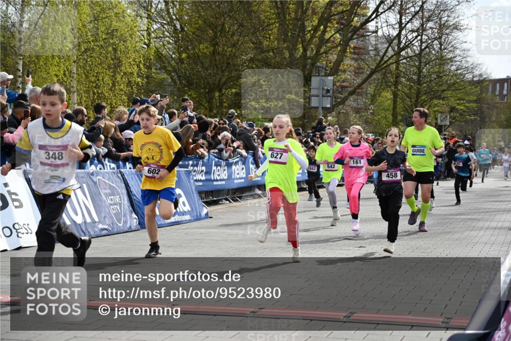 12.04.2026 - 45. Internationalen Wilhelmsburger Insellauf J. Mangold http://msf.ph/oto/9523980 12.04.2026 14:49:36 Ziel 586, 1809, 440, 881, 348, 602, 627, 458, 161, 542, 1842, 894, 882, 652, 1818, 867 meine-sportfotos.de