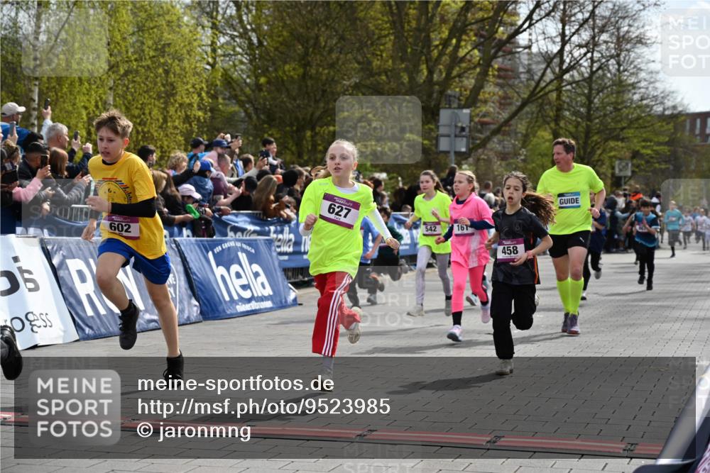 12.04.2026 - 45. Internationalen Wilhelmsburger Insellauf J. Mangold http://msf.ph/oto/9523985 12.04.2026 14:49:36 Ziel 586, 1809, 440, 881, 348, 602, 627, 458, 161, 542, 1842, 894, 882, 652, 1818, 867 meine-sportfotos.de