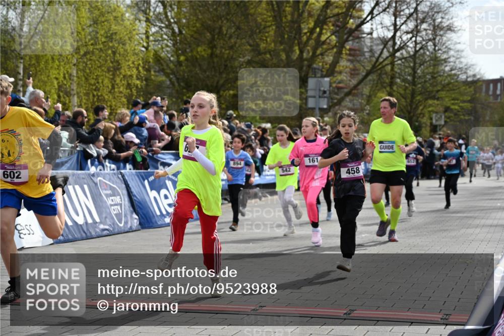 12.04.2026 - 45. Internationalen Wilhelmsburger Insellauf J. Mangold http://msf.ph/oto/9523988 12.04.2026 14:49:36 Ziel 586, 1809, 440, 881, 348, 602, 627, 458, 161, 542, 1842, 894, 882, 652, 1818, 867 meine-sportfotos.de