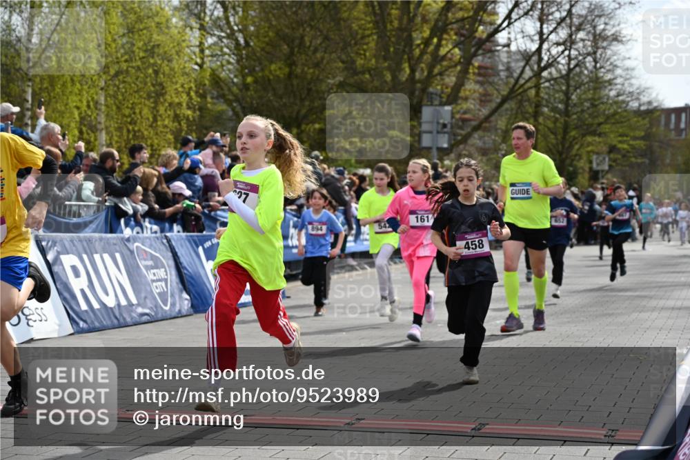 12.04.2026 - 45. Internationalen Wilhelmsburger Insellauf J. Mangold http://msf.ph/oto/9523989 12.04.2026 14:49:36 Ziel 586, 1809, 440, 881, 348, 602, 627, 458, 161, 542, 1842, 894, 882, 652, 1818, 867 meine-sportfotos.de