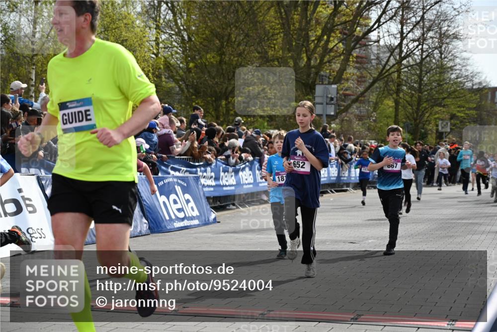 12.04.2026 - 45. Internationalen Wilhelmsburger Insellauf J. Mangold http://msf.ph/oto/9524004 12.04.2026 14:49:39 Ziel 348, 602, 627, 458, 161, 542, 1842, 894, 882, 652, 1818, 867, 377, 879, 1839, 401, 1812 meine-sportfotos.de