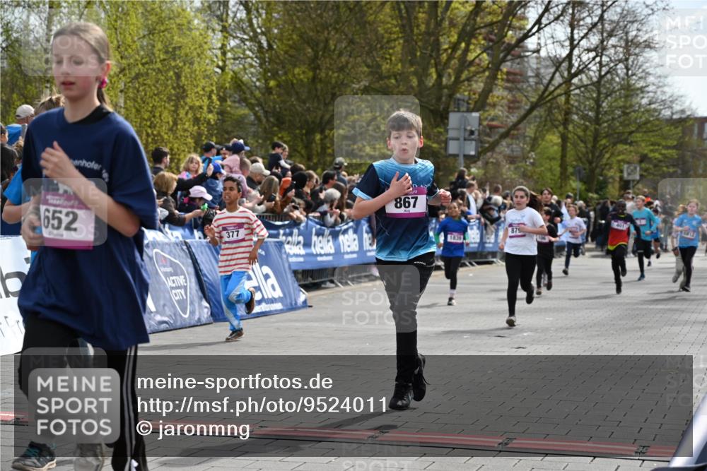 12.04.2026 - 45. Internationalen Wilhelmsburger Insellauf J. Mangold http://msf.ph/oto/9524011 12.04.2026 14:49:40 Ziel 602, 627, 458, 161, 542, 1842, 894, 882, 652, 1818, 867, 377, 879, 1839, 401, 1812, 106 meine-sportfotos.de